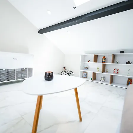 Center Hideout - アパート