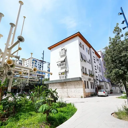 Center Hideout - アパート