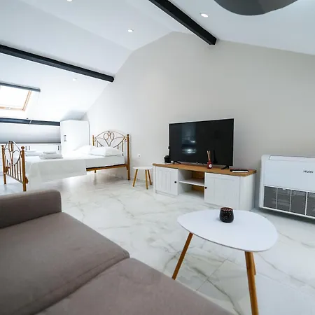 Center Hideout - *