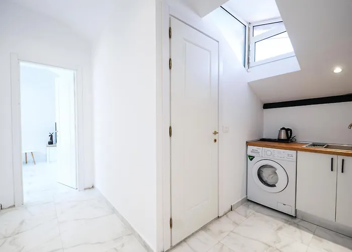 Apartment Center Hideout - *